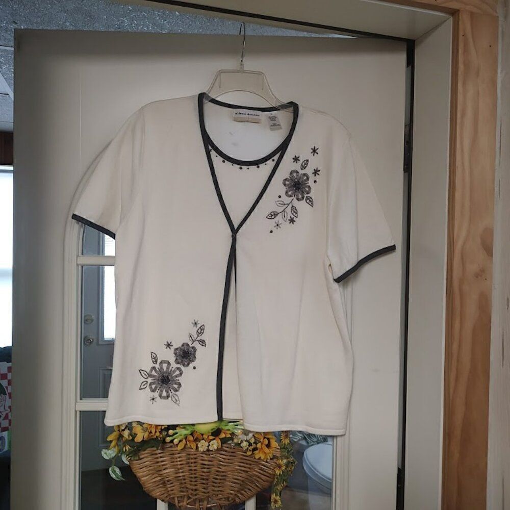 New Alfred Dunner Cream Color With Gray Flowers Short Sleeve Sweater Women's 1X